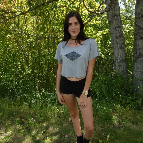 💎 Thorn Clothing Organic Crop Top - Graphic Tee - NWT - Picture 2 of 3